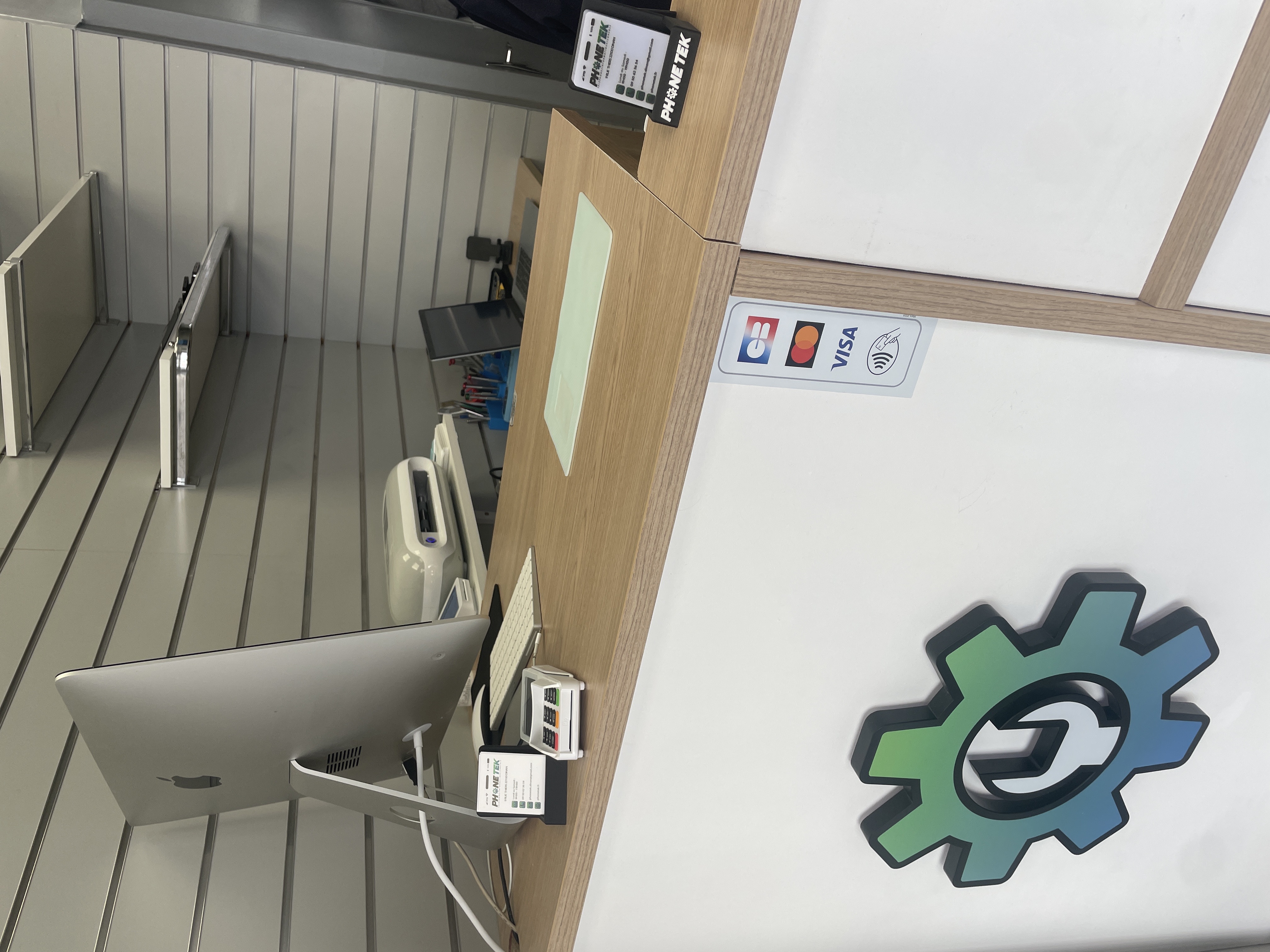 Comptoir et poste de réparation PhoneTek